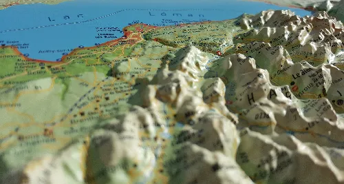 Carte en relief montrant des montagnes et la mer